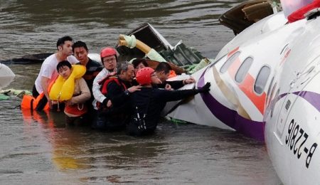 เครื่องบินทรานส์เอเชียตกที่ไต้หวัน รอดชีวิต 15 ราย เด็กน้อยรอดปาฏิหาริย์
