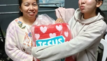 บ.ซันเกทเวย์ บริจาคผ้าห่มให้ลิฟวิ่งสตรีมส์ จำนวน 6 ผืน ชุมชนสันทรายน้อย  อ.สันทราย  จ.เชียงใหม่