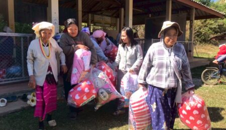 Sun Gateway Co., Ltd. donated blankets to Ban Pa Hamak, a flood-affected area in Mae Sariang District, Mae Hong Son Province.