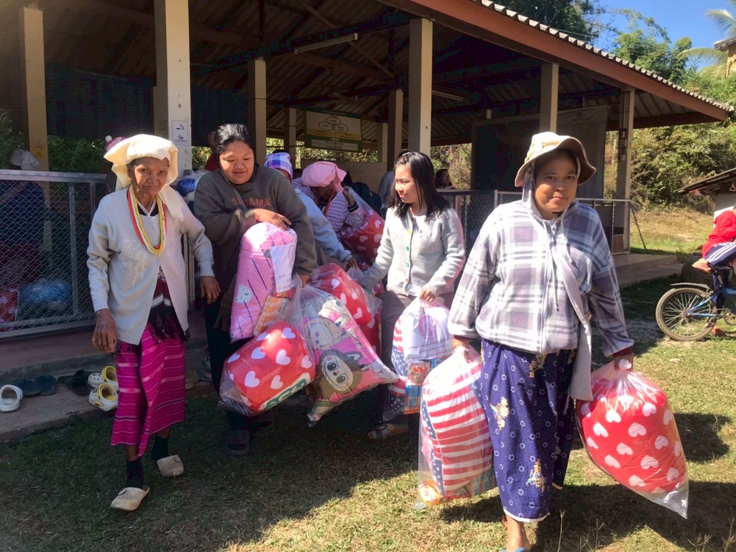 Sun Gateway Co., Ltd. donated blankets to Ban Pa Hamak, a flood-affected area in Mae Sariang District, Mae Hong Son Province.