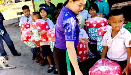 Sun Gateway Co., Ltd. donated blankets to Huai Mu School, Mae Sariang District, Mae Hong Son Province.