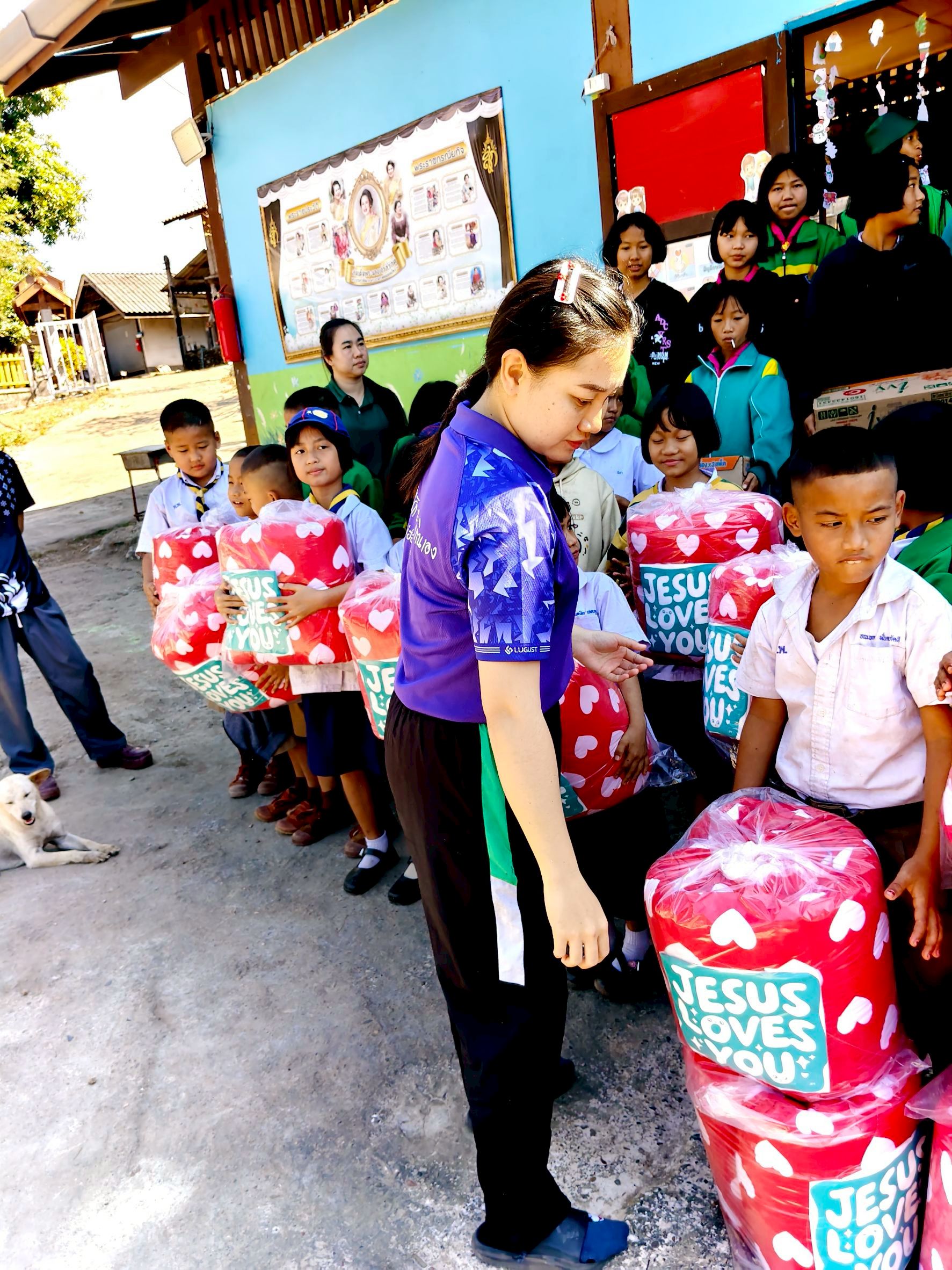 Sun Gateway Co., Ltd. donated blankets to Huai Mu School, Mae Sariang District, Mae Hong Son Province.