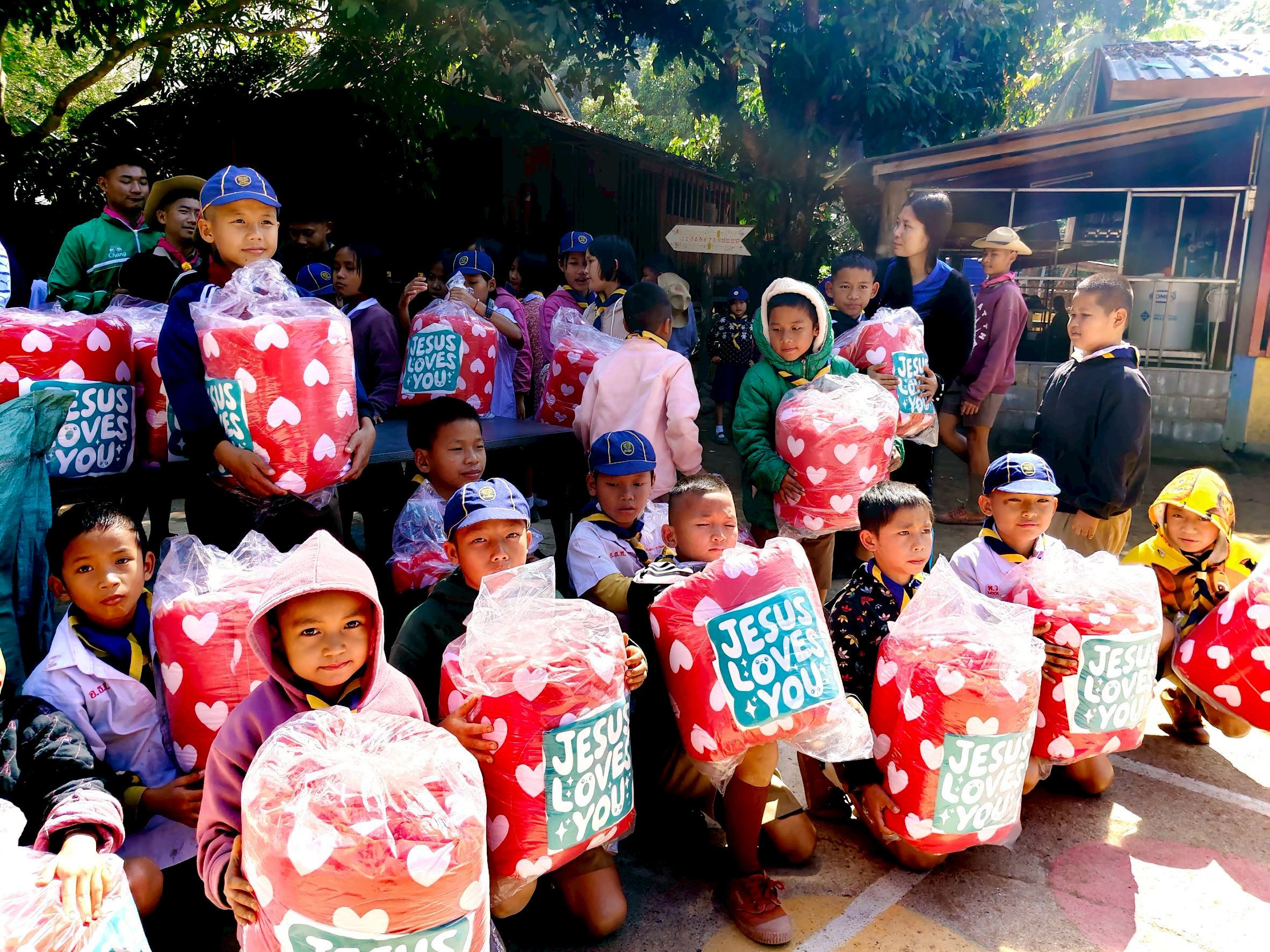 Sun Gateway Co., Ltd. donated blankets to Ban Huai Haeng School, Mae Hong Son Province.