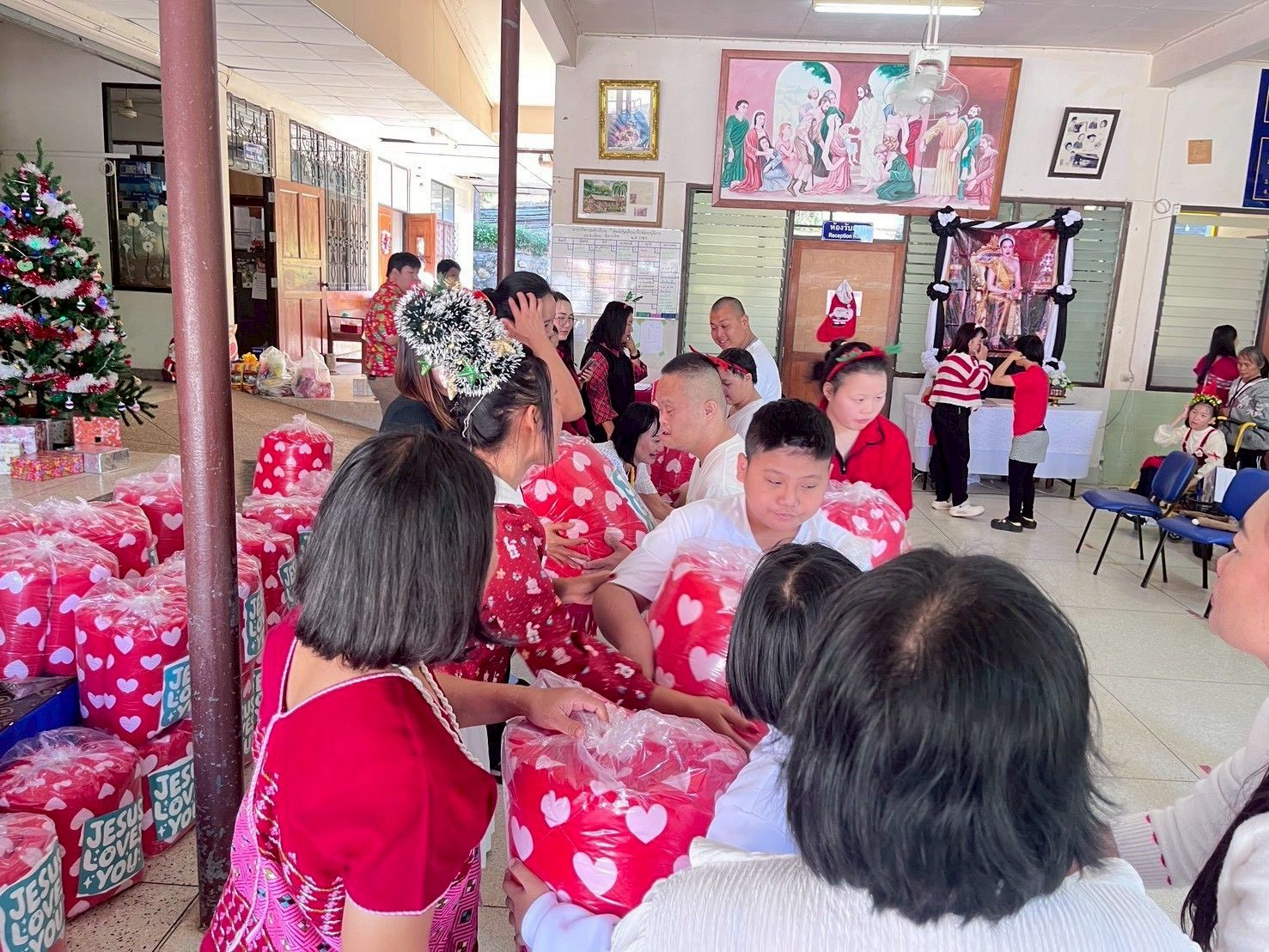 Sun Gateway Co., Ltd. donated blankets to the Christian Center for the Development of People with Disabilities (CDPD) in Mae Hong Son Province.